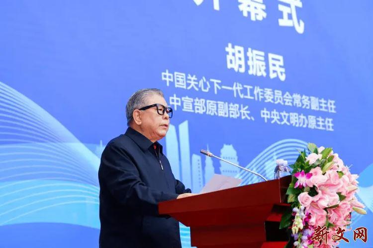 中共中央宣传部原副部长胡振民为“新文网”题词：弘扬伟大抗战精神